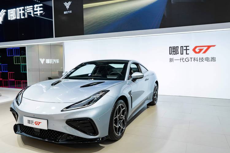 惠州68哪吒汽车在智能汽车领域的表现，领途汽车在新能源汽车市场中的影响力